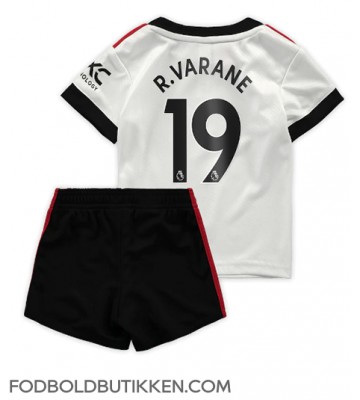 Manchester United Raphael Varane #19 Udebanetrøje Børn 2022-23 Kortærmet (+ Korte bukser)